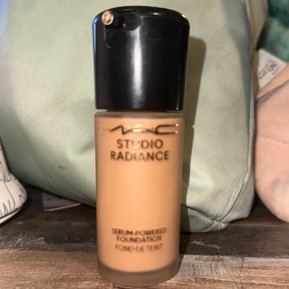 Mac Studio Fix Foundation | NC25